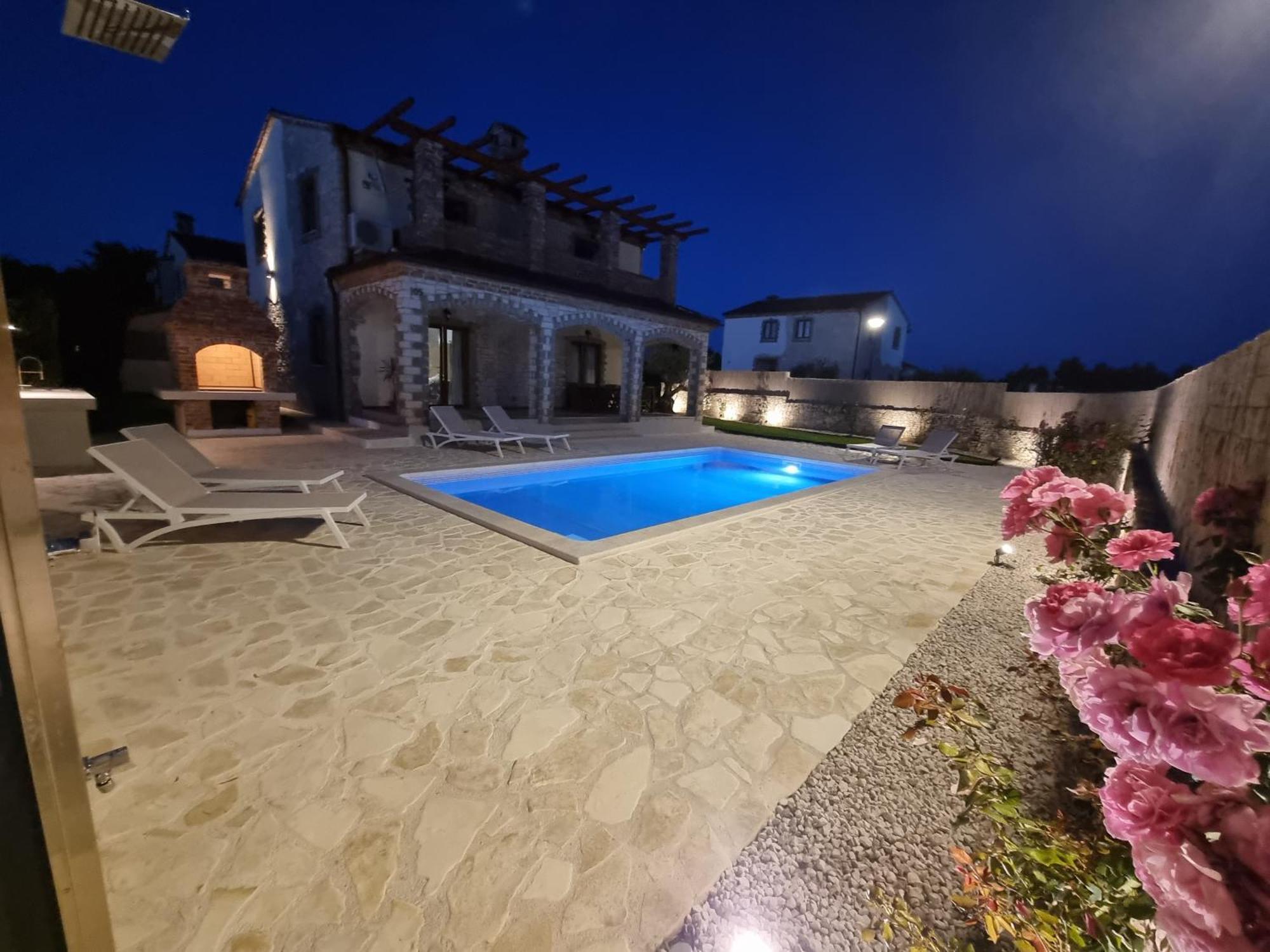 Villa Brioni With Pool By Rentistra Cabrunici Экстерьер фото